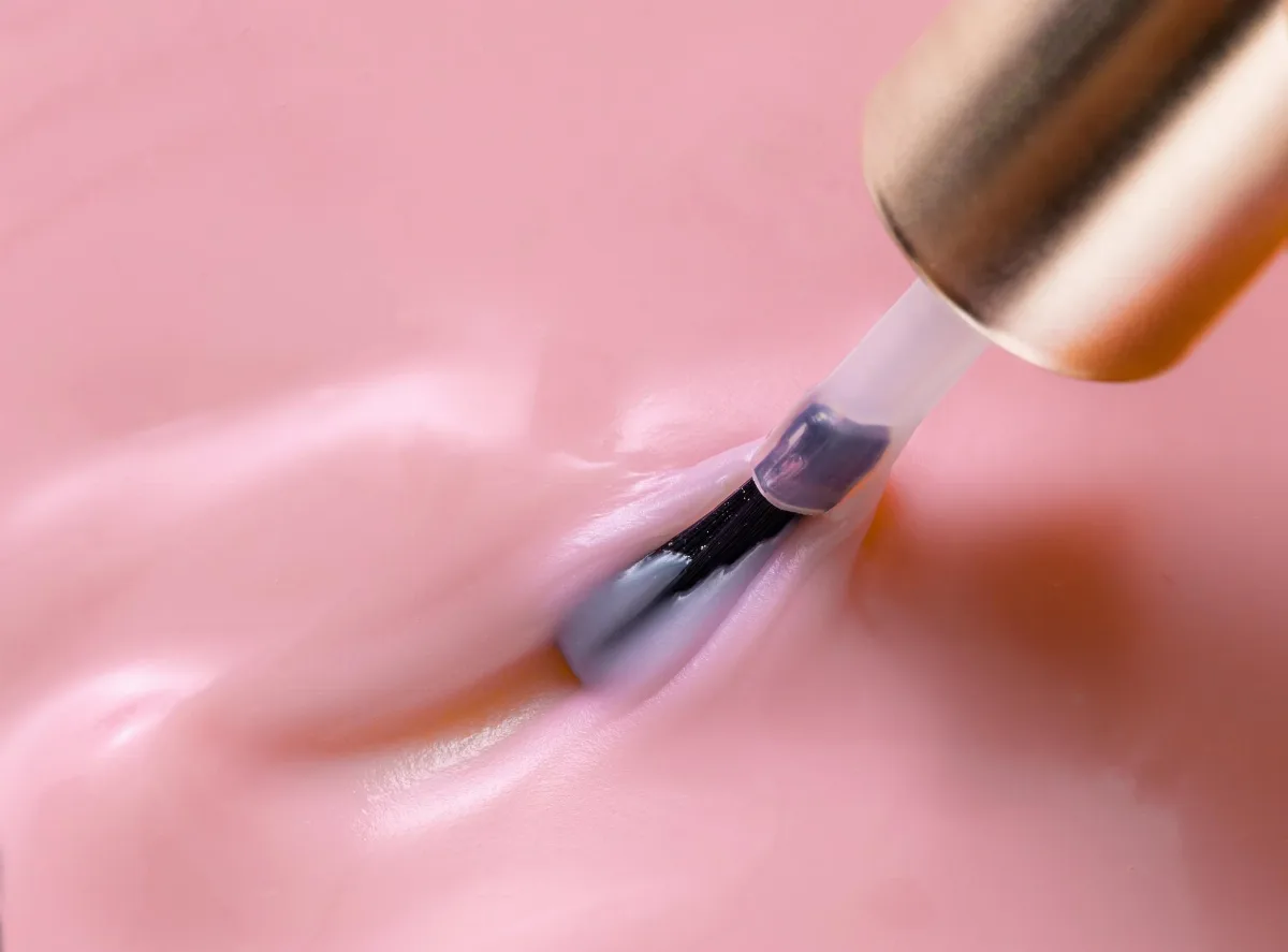 Czym jest manicure tytanowy i jak go wykonywać?
